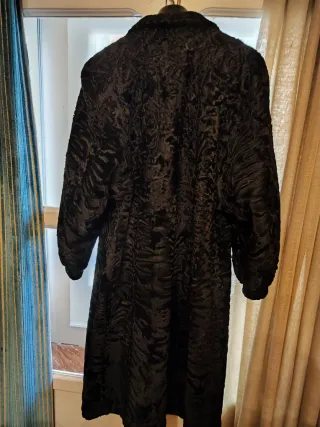 Abrigo de piel de astracán negro