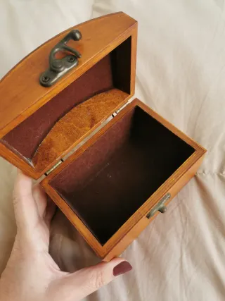 Joyero artesanal de madera con cierre