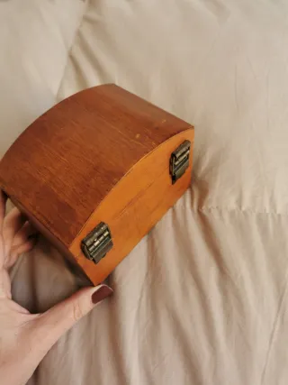 Joyero artesanal de madera con cierre