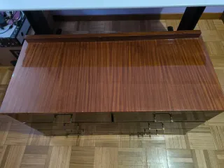 Cómoda de madera con 4 cajones