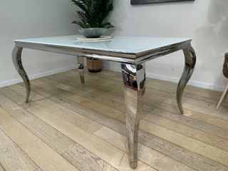 MESA DE COMEDOR DE CRISTAL Y PATAS CROMADAS