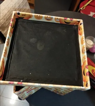 Cubo organizador y asiento emoji
