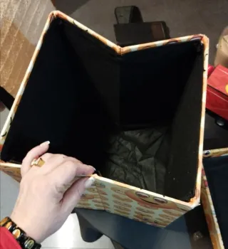 Cubo organizador y asiento emoji