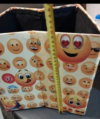 Cubo organizador y asiento emoji
