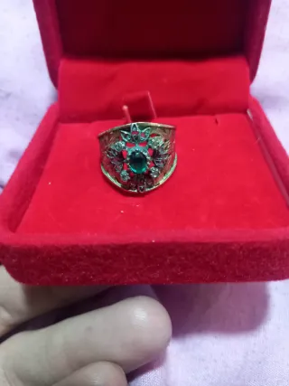 Anillo antiguo con piedra verde