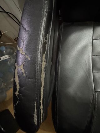 Silla de escritorio negra de piel sintética