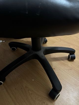 Silla de escritorio negra de piel sintética