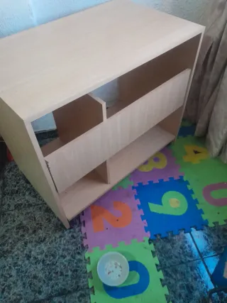 Mueble ordenador con ruedas y bandeja
