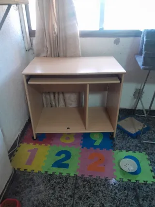 Mueble ordenador con ruedas y bandeja