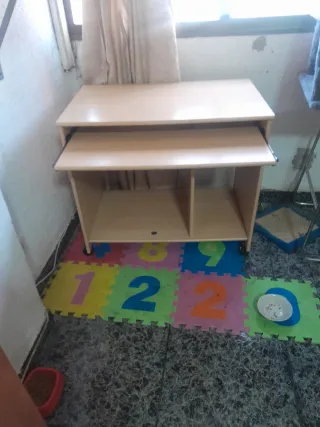 Mueble ordenador con ruedas y bandeja