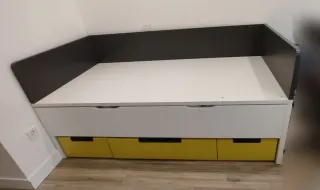 Cama nido compacta blanca, amarilla y gris.