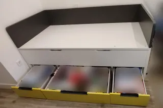 Cama nido compacta blanca, amarilla y gris.