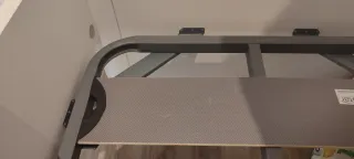 Cama nido compacta blanca, amarilla y gris.