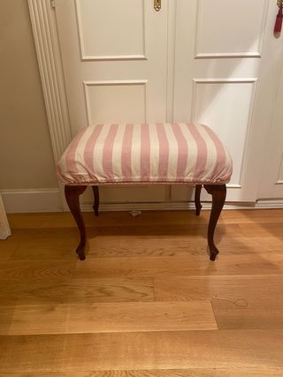 Banqueta antigua de tela y madera