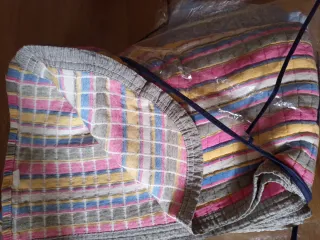 Colcha de tela multicolor