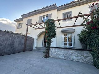 Casa adosada en venta en Puerto Banús en Marbella