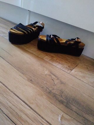 Sandalias anatómicas  de cuña con tiras.