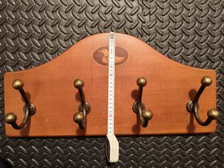 Perchero de madera con ganchos dorados de metal