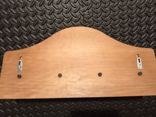 Perchero de madera con ganchos dorados de metal