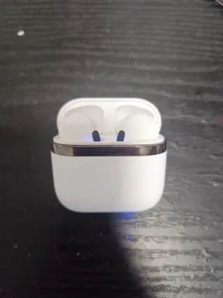 Cascos Inalámbricos Bluetooth Plateados y Blancos