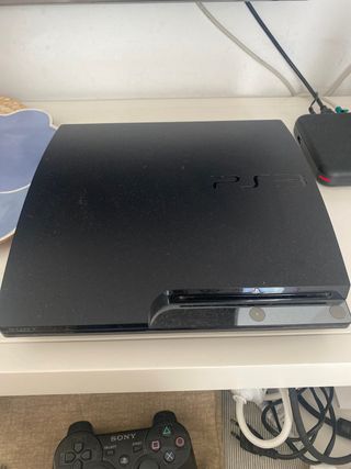 Consola PS3 + 1 mando + 3 juegos completos.