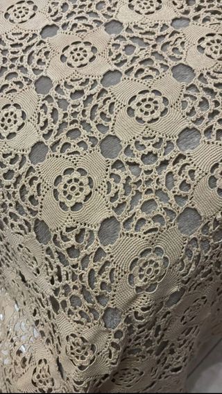 Copriletto uncinetto beige