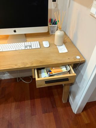 Escritorio de madera con cajón