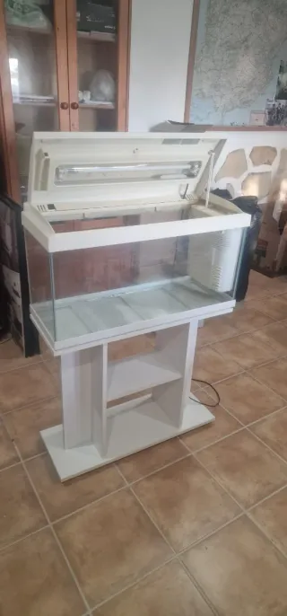 Pecera con mueble de madera y cristal