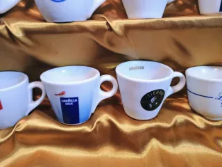 Lotto Lavazza: Tazze e Barattolo Caffè