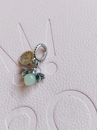 Charm Luciérnaga Pandora con ticket