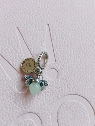 Charm Luciérnaga Pandora con ticket