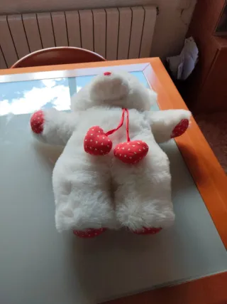 Osito de peluche blanco con corazones san Valentín