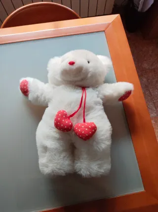 Osito de peluche blanco con corazones san Valentín