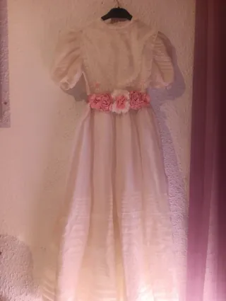 Traje de Comunión Blanco con Flores Rosas