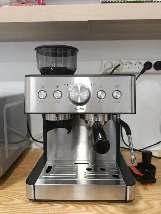 Cafetera Koenic con Molino Casi Nueva