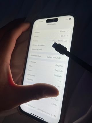 iPhone 17 Pro Max con funda