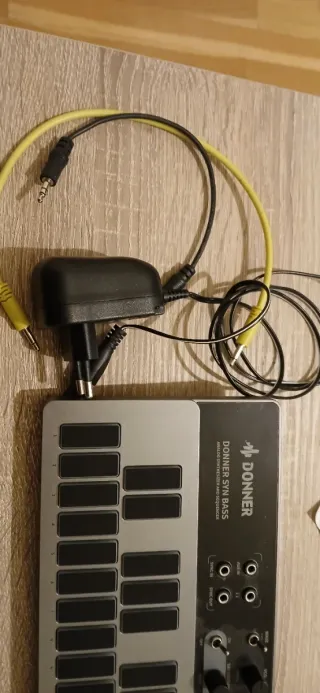 Sintetizador Donner Bass . Sonido brutal de bajos