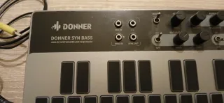 Sintetizador Donner Bass . Sonido brutal de bajos