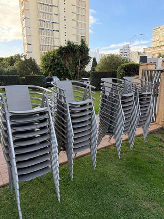 Sillas de exterior apilables grises 15€/ud