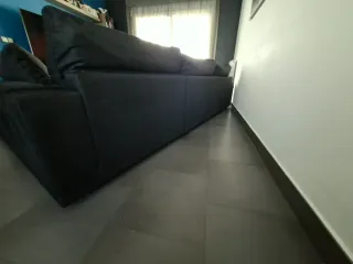 Sofá negro con chaiselongue y asientos extraíbles