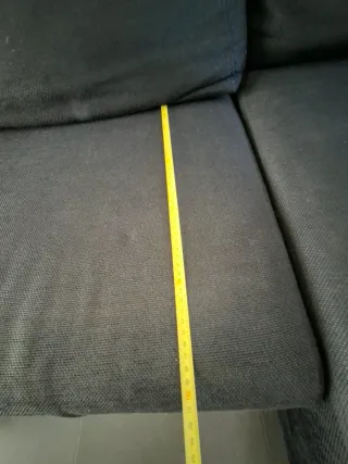 Sofá negro con chaiselongue y asientos extraíbles