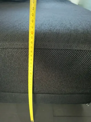 Sofá negro con chaiselongue y asientos extraíbles