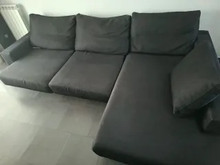 Sofá negro con chaiselongue y asientos extraíbles