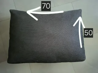 Sofá negro con chaiselongue y asientos extraíbles