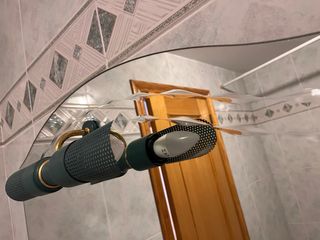 Espejo de baño plateado y transparente