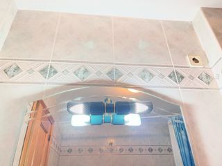 Espejo de baño plateado y transparente