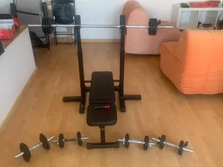 Banco de pesas con barra y mancuernas