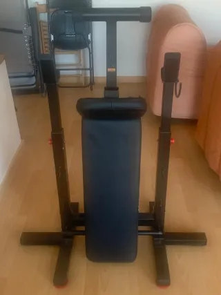 Banco de pesas con barra y mancuernas