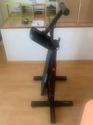 Banco de pesas con barra y mancuernas