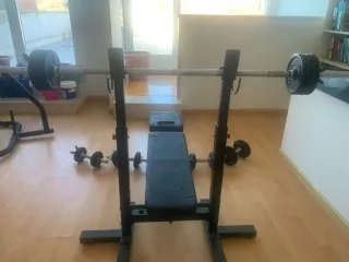 Banco de pesas con barra y mancuernas